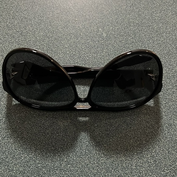 Preloved Gucci Aviator Sunglasses, no scratches, missing logo on top of … - Picture 5 of 8